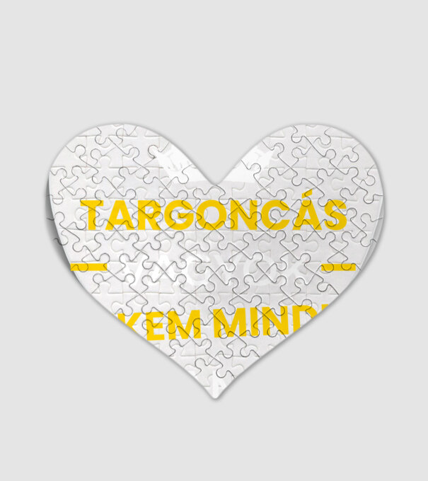  minta fehér pólón